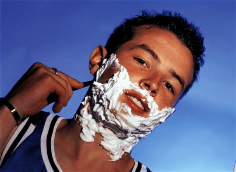 Подросток бреется и думает об увеличении пениса